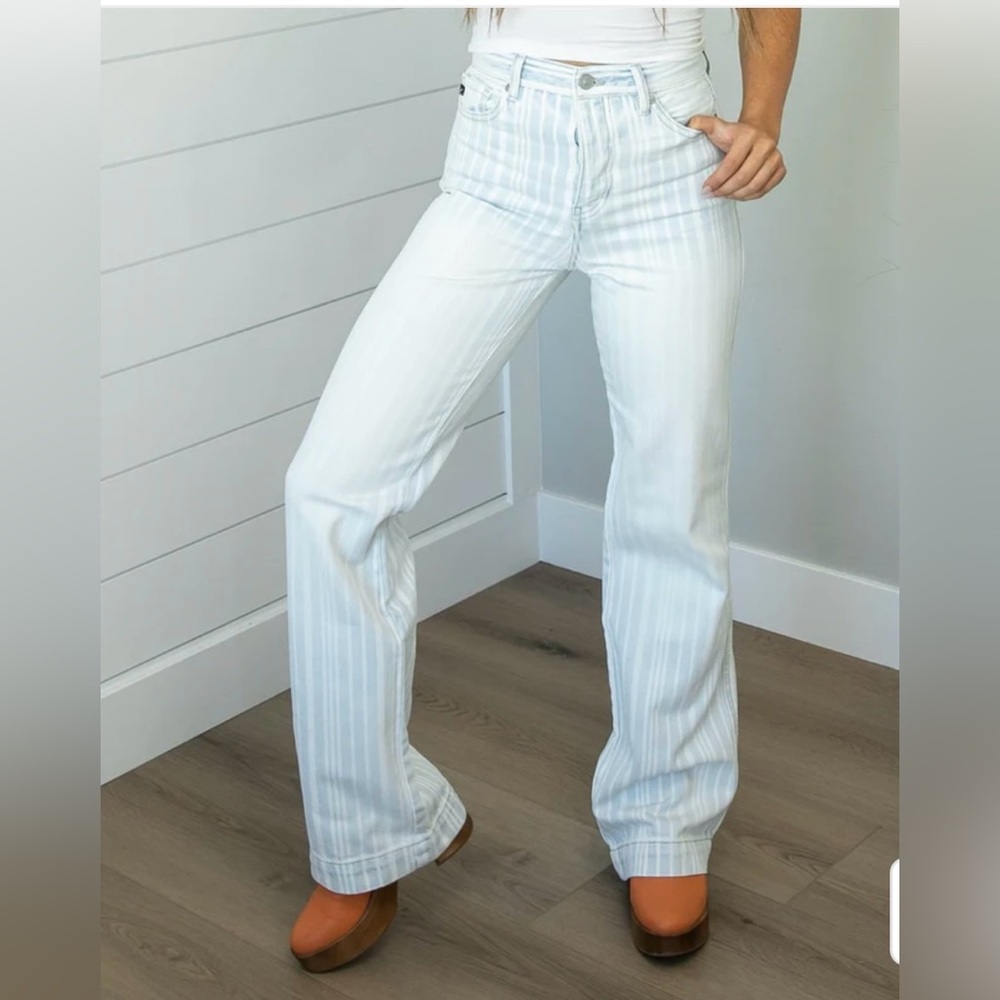 NWT - KanCan Ultra Highrise 90’s Flare